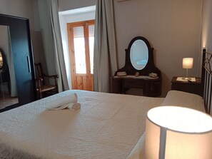 4 bedrooms, desk, iron/ironing board, free WiFi