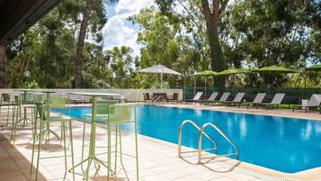 Piscine extérieure (ouverte en saison), chaises longues