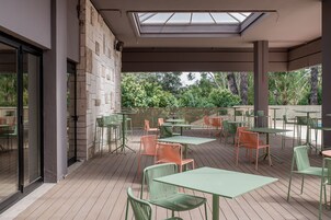 Bar en bord de piscine