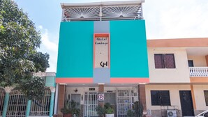 A building with a sign reading "Hostal Kumbaya" and a no parking sign. - Hostal Kumbaya (Santa Marta)