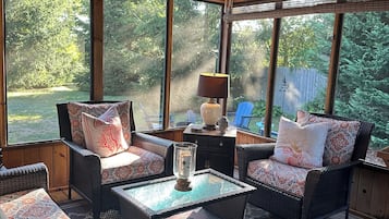 Smart-tv, bordsfotboll, böcker och en stereo