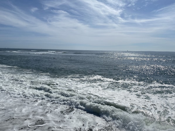 A beach with waves and a clear sky. - Cozy Cottage by the Sea with SK Beach Passes! (South Kingstown)