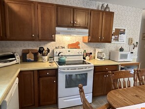 Kylskåp, mikrovågsugn, ugn och spishäll