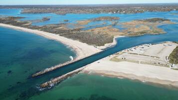 Nær stranden, solsenger og strandhåndklær