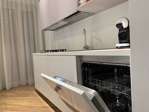 Frigorifero, microonde, forno, piano cottura