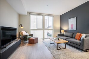 Een televisie en een stereo