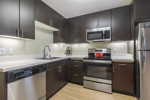 Een koelkast, een magnetron, een oven, een vaatwasser