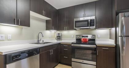 Lux Garden Alameda 2BR w/ Gym, Pool, near Diridon Station, by Blueground