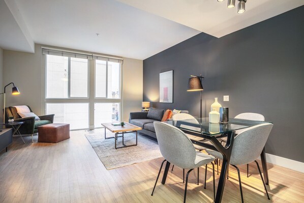 Een televisie en een stereo