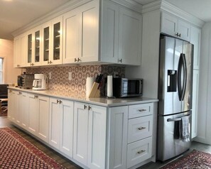 Fridge, microwave, oven, stovetop - Private Berkshires Getaway Minutes to Ski Butternut (Great Barrington)