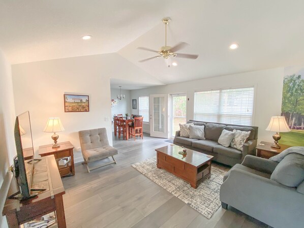 Smart TV - Pinehurst FORE-Bedroom Ranch with Golf Garage & Fenced Large Yard (Aberdeen)