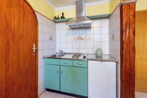 冷蔵庫、コンロ、コーヒー / ティーメーカー、調理器具と食器