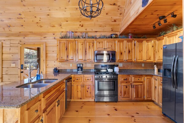 Fridge, microwave, oven, stovetop - 15% off Weekly Stays! Luxurious Large Blue Ridge Mtn. Cabin with Hot Tub! (Morganton)