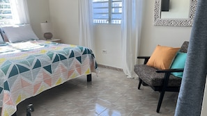 1 habitación, escritorio, tabla de planchar con plancha y wifi