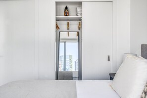 1 bedroom, iron/ironing board, WiFi, bed sheets - Elegant Rincon Hill 1BR w/ W/D, Gym & Pool, near Tech HQs, by Blueground (San Francisco)