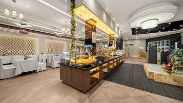 Un'area buffet con un'isola centrale per il servizio, disposizione dei posti a sedere e un design d'interni moderno.
