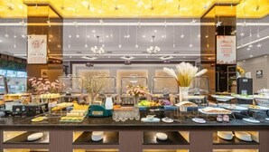 Een buffet met diverse gerechten en een decoratief middelpunt.