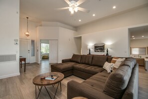 Televisión y chimenea 