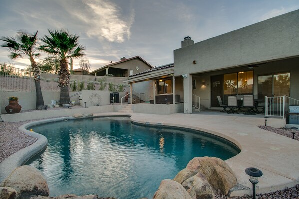 Alberca al aire libre y alberca climatizada