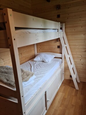 3 bedrooms, travel cot - Lake view chalet (Matemale)