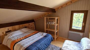 3 bedrooms, travel crib