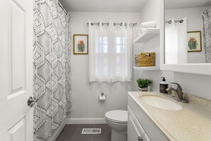 Duschwanne, Whirlpool, Haartrockner, Handtücher