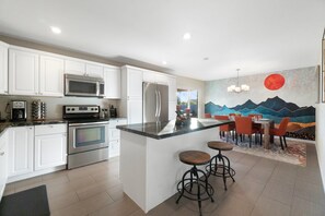 Kjøleskap, mikrobølgeovn, ovn og kokeplater