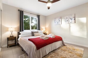 3 soverom, skrivebord, strykejern/-brett og reiseseng for barn