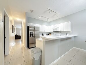 Fridge, microwave, oven, stovetop - 2 Miles to Disney, 4br/3ba condo with lake view (Kissimmee)