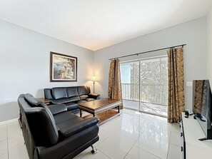 Smart TV, video games - 2 Miles to Disney, 4br/3ba condo with lake view (Kissimmee)