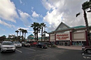 Exterior - 2 Miles to Disney, 4br/3ba condo with lake view (Kissimmee)