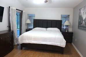 4 bedrooms, iron/ironing board, WiFi, bed sheets