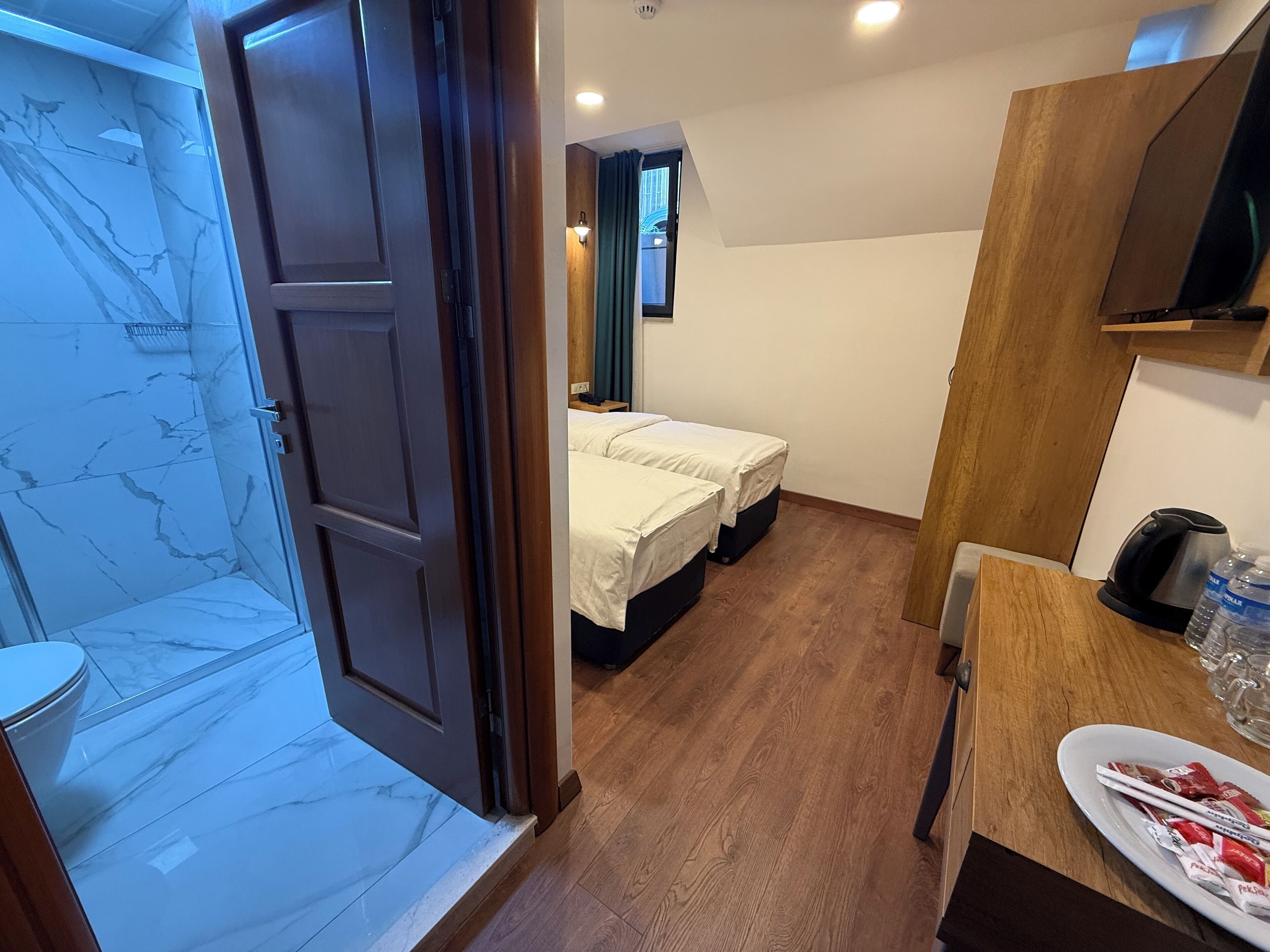 Twin Room (Basement Floor) | 迷你吧、客房內保險箱、遮光布/窗簾、熨斗/熨衣板