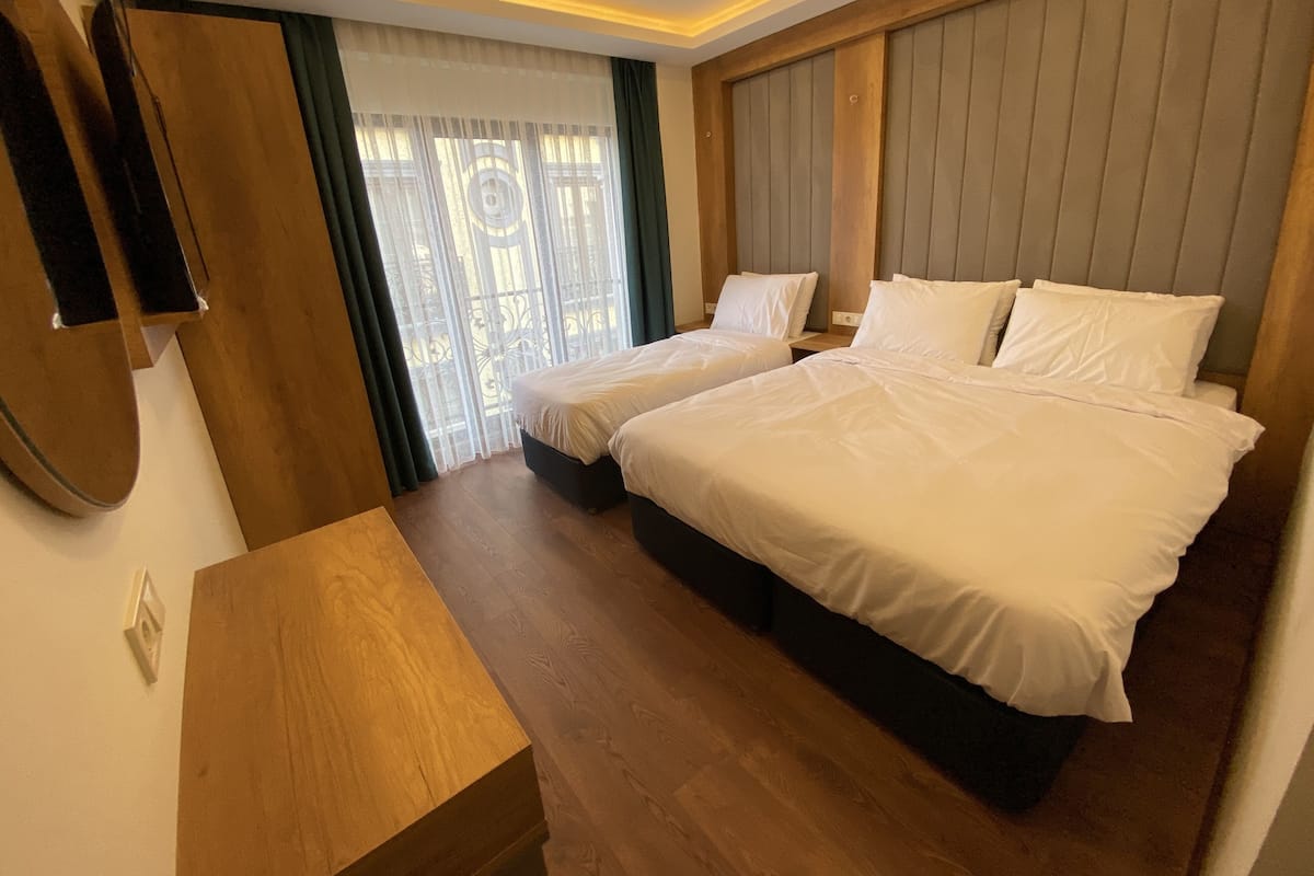 Minibar, coffres-forts dans les chambres, rideaux occultants