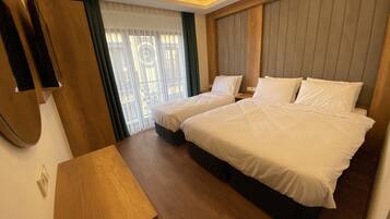 Minibar, brankas, tirai kedap cahaya, dan setrika/meja setrika