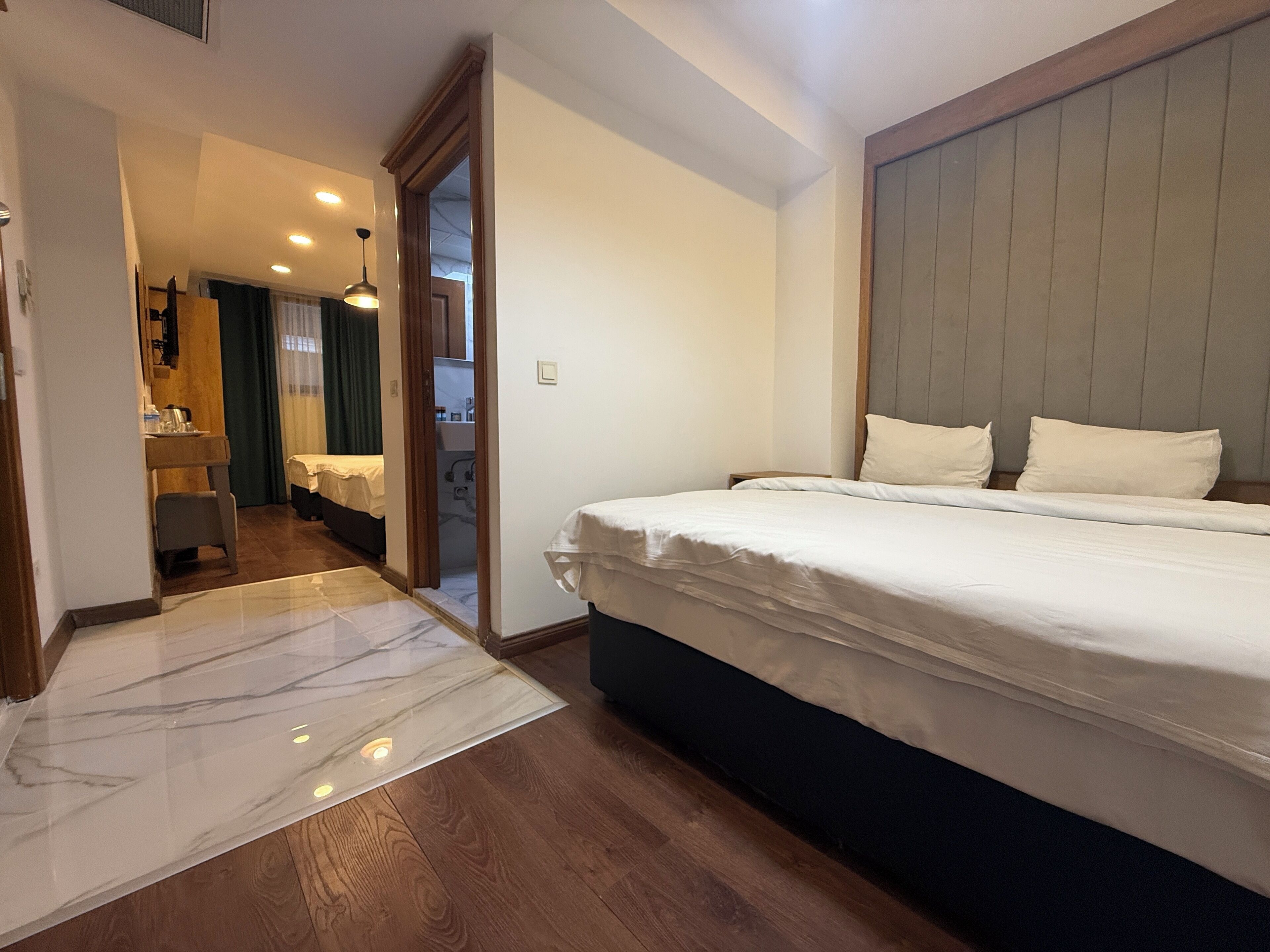 Family Room (Basement Floor) | 迷你吧、客房內保險箱、遮光布/窗簾、熨斗/熨衣板