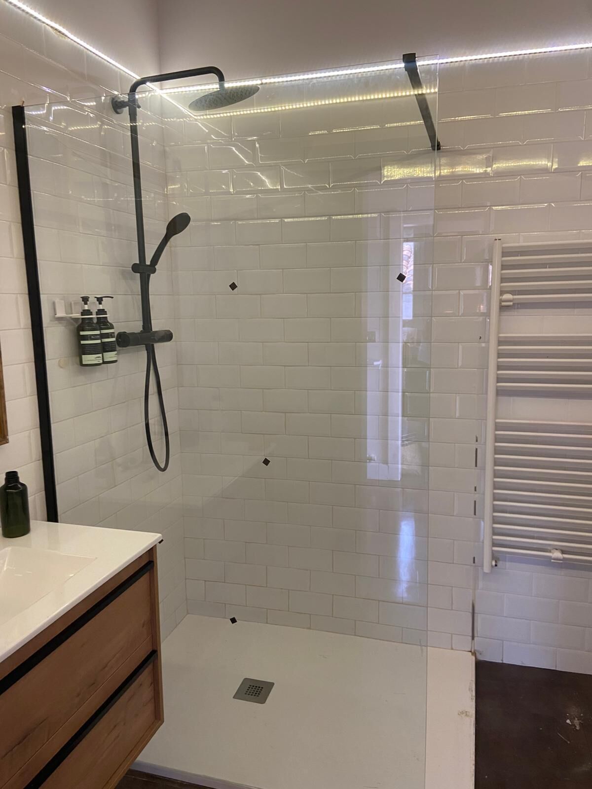 Ducha, secador de pelo, toallas y jabón