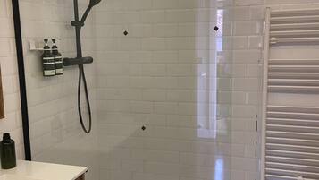 Ducha, secador de pelo, toallas y jabón