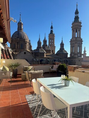 Outdoor dining - Loft-style penthouse, with unbeatable views of the Plaza del Pilar. (Zaragoza)