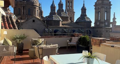 Loft-style penthouse, with unbeatable views of the Plaza del Pilar.