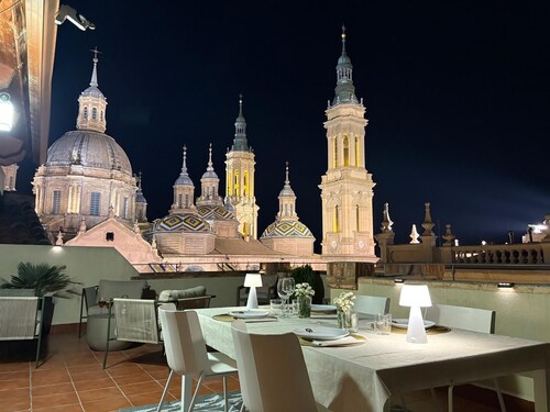 Loft-style penthouse, with unbeatable views of the Plaza del Pilar.