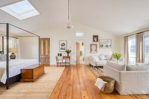 11 bedrooms, desk, iron/ironing board, travel crib - River House by AvantStay | Historic & Secluded Estate on the Hudson River w/Pool (Catskill)