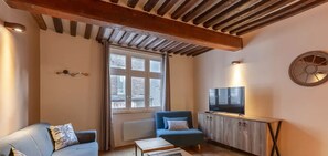 TV - La Cachette de Lucie | Heart of Honfleur | 100m from the Port | 2 Guests (Honfleur)