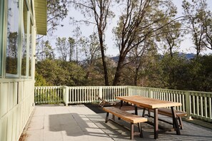 تناول الطعام بالخارج