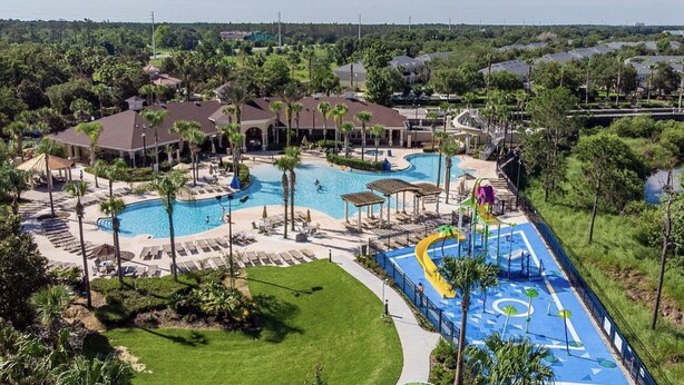 Un resort con diverse piscine, zone relax e uno scivolo acquatico.