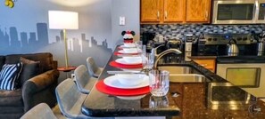 Fridge, microwave, oven, stovetop - Disney-themed townhouse with private pool (Kissimmee)