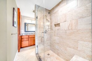 Douche, sèche-cheveux, serviettes fournies, savon