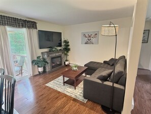 Smart TV, fireplace, books - The Perfect Private Escape (Lorraine)