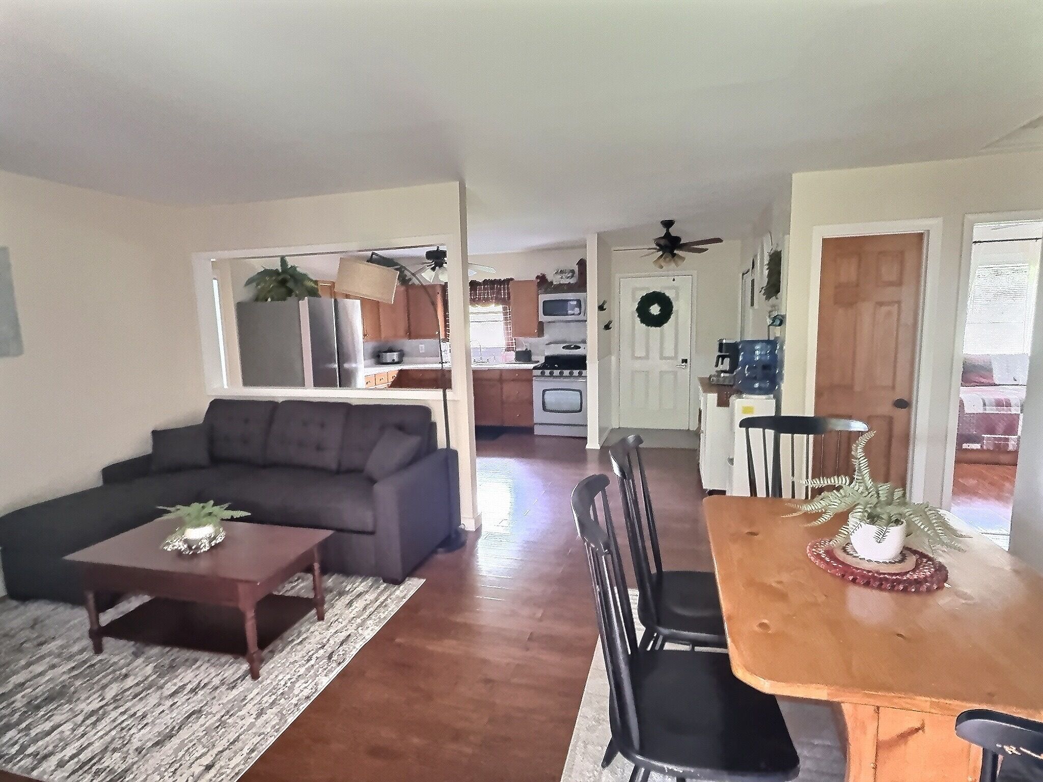 TV connectée, cheminée, livres