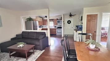 TV connectée, cheminée, livres